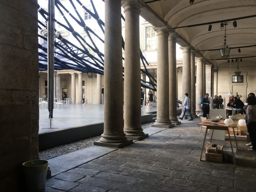 Sotto ai portici di palazzo Litta a Milano si intravede l'installazione per il Fuorisalone 2017
