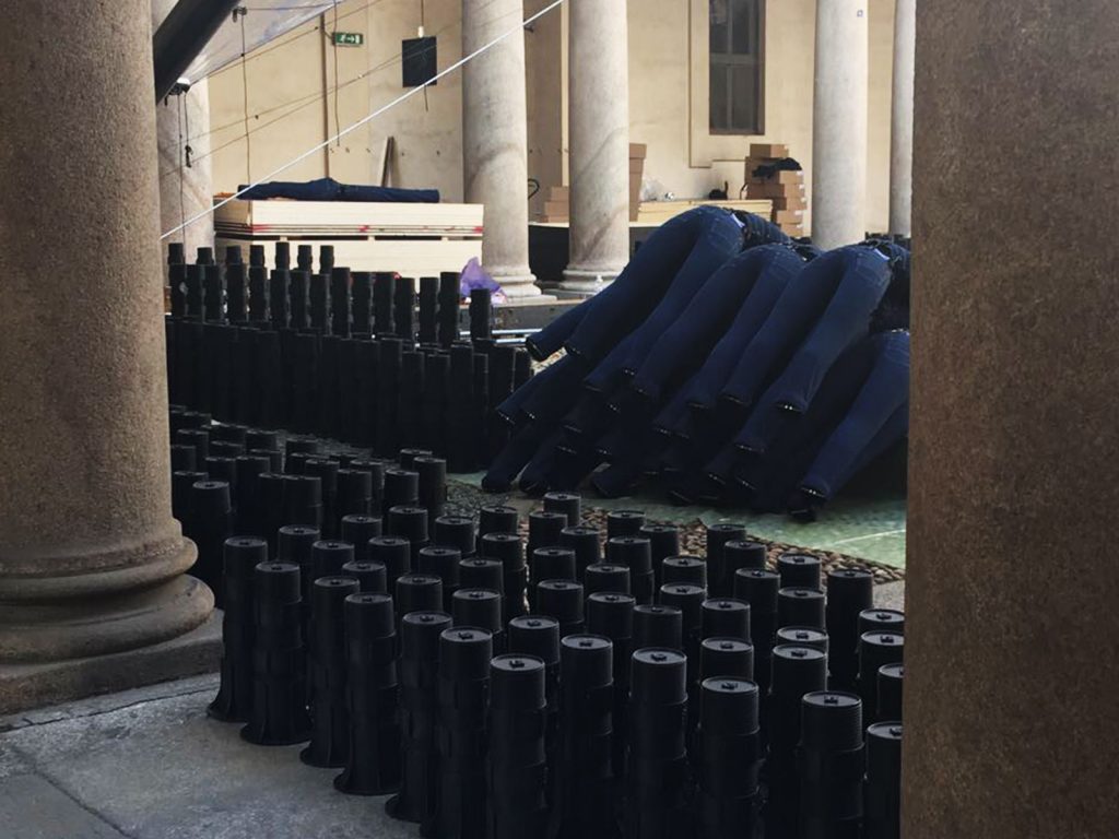 File di Pedestal pronti per la posa per l'installazione "a matter of perception"