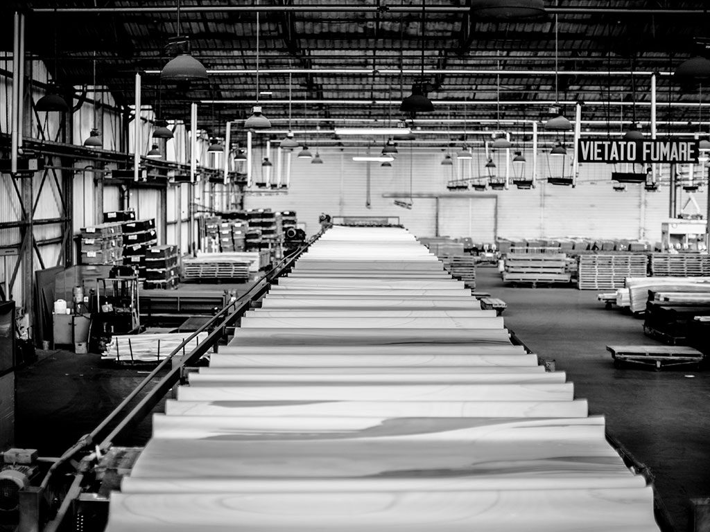 foto della sfogliatura del legno dell'azienda alpi
