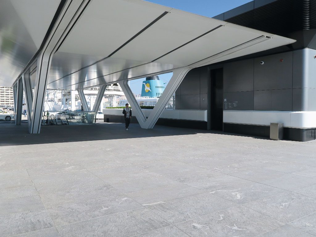 The Hong Kong Ocean Terminal Extension was designed by Foster + Partners, a project in which a 7000 square meter floating floor was installed.