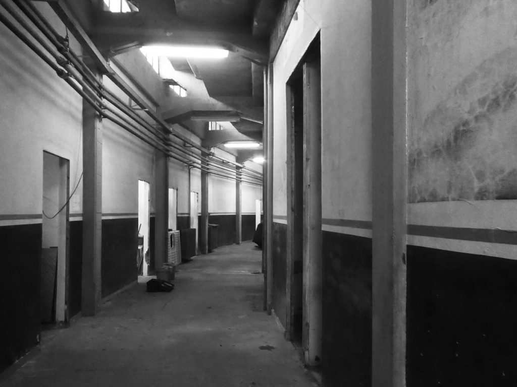 Corridoio con varie stanze ad ogni lato