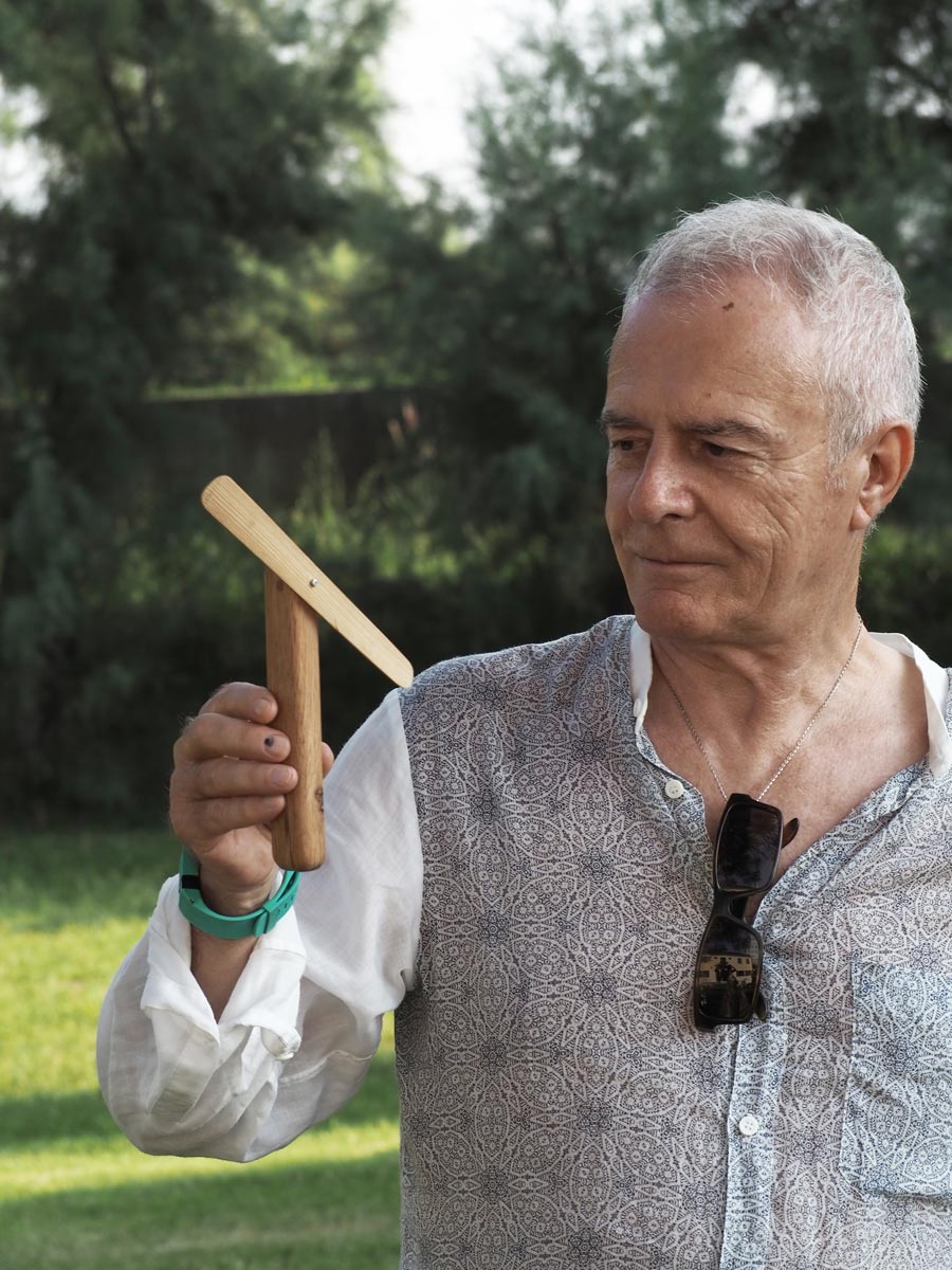Luciano Marson con in mano l'oggetto Elica