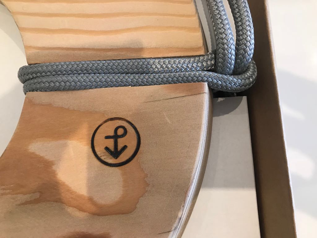 Anello di legno legato con una corda