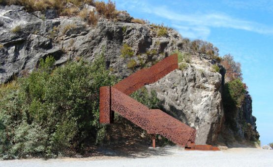 Struttura in acciaio corten che porta dal parcheggio alla spiaggia dell'Arcomagno