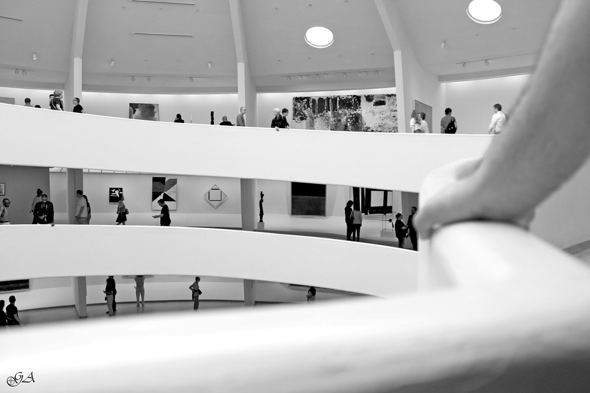 Persone che ammirano una esposizione