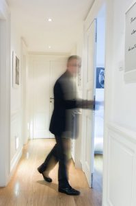 Domenico che percorre un corridoio