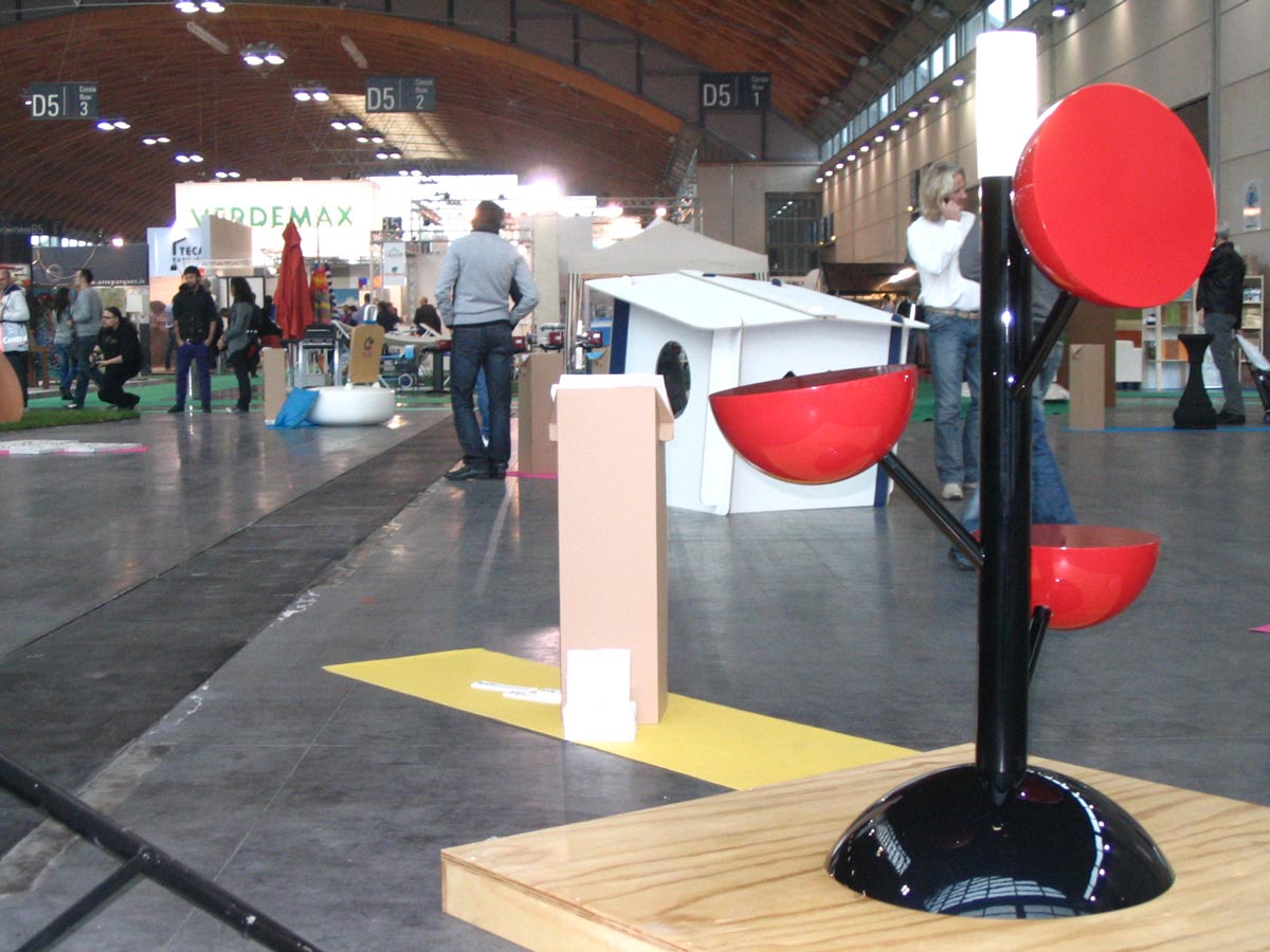 Sedia a forma di bolla in esposizione