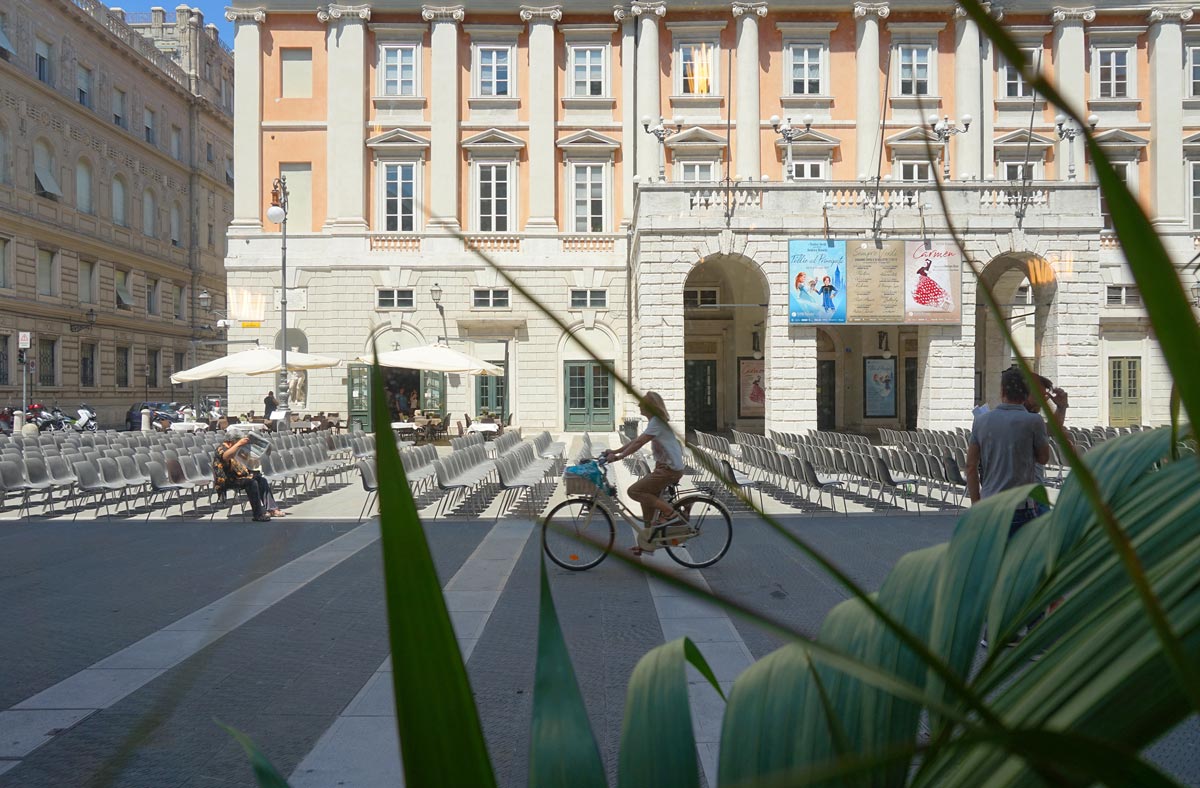 Vista dall'interno del negozio verso il teatro Verdi di Trieste
