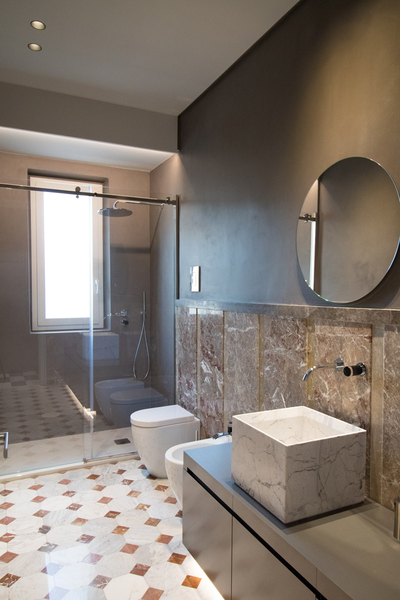 Bagno con rivestimenti in marmo
