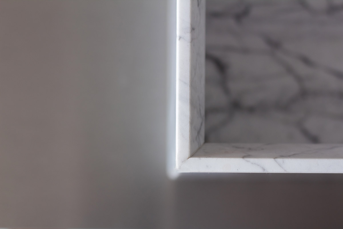 Dettaglio lavabo in marmo bianco