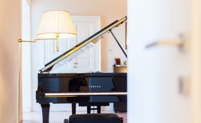 Pianoforte nero al centro della stanza