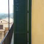 infisso in legno originale e struttura in ferro collegata alla balconata