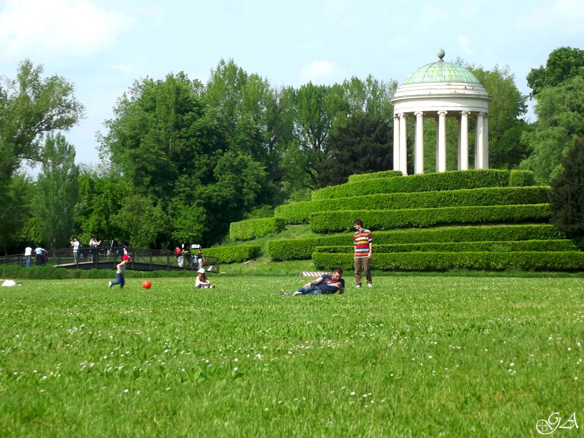 Querini park with green lawn