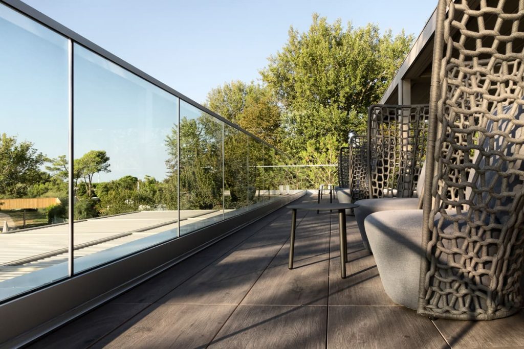 Tavolini su terrazza della piscina esterna