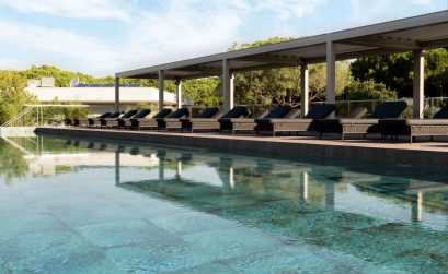 solarium esterno con piscina