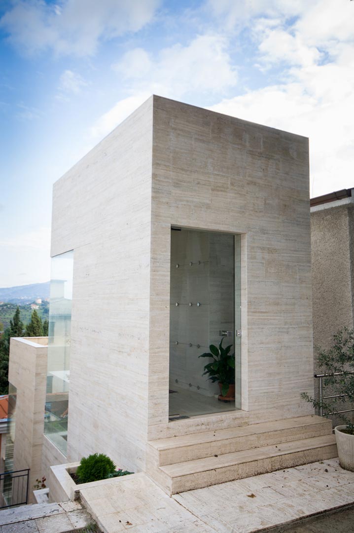 the monolith in travertine stone, view of the De Rito entrance