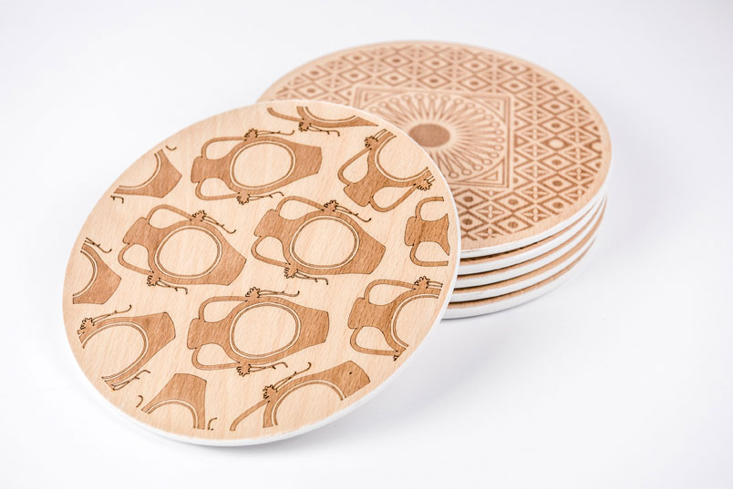 Wooden charger plate with drawings of Sicily printed on it