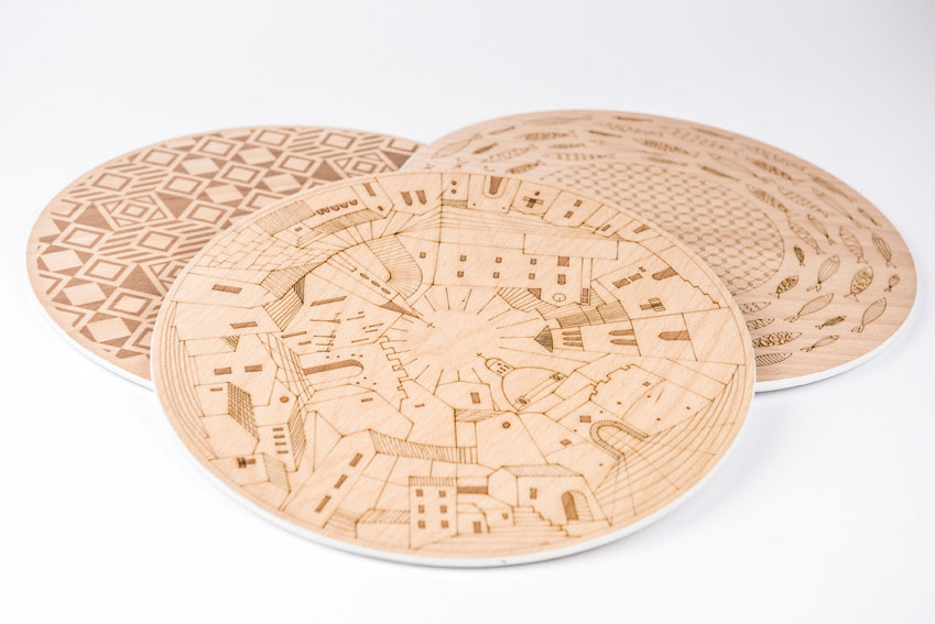 Wooden charger plate with drawings of Sicily printed on it