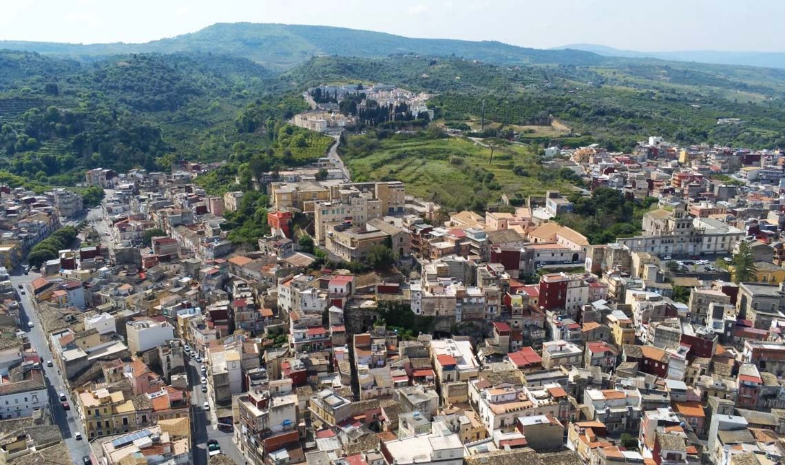 Vista aerea della città di Badia