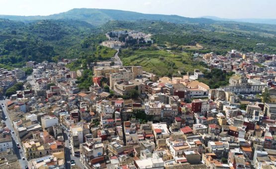 Vista aerea della città di Badia