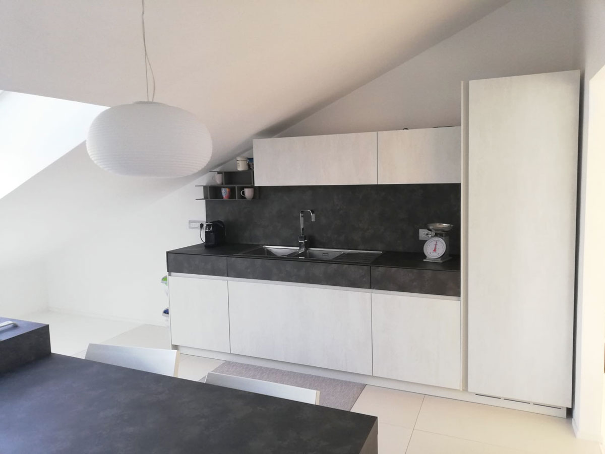 Kitchen furniture in white and anthracite gray