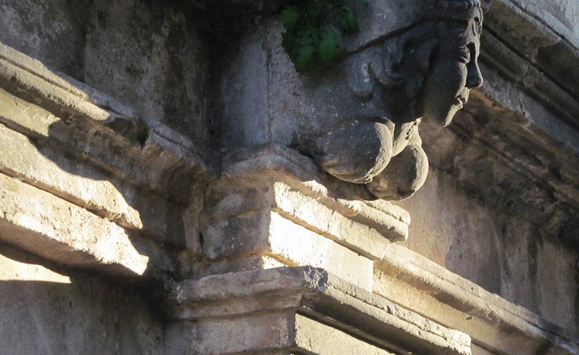 Statua di un busto di una donna in pietra