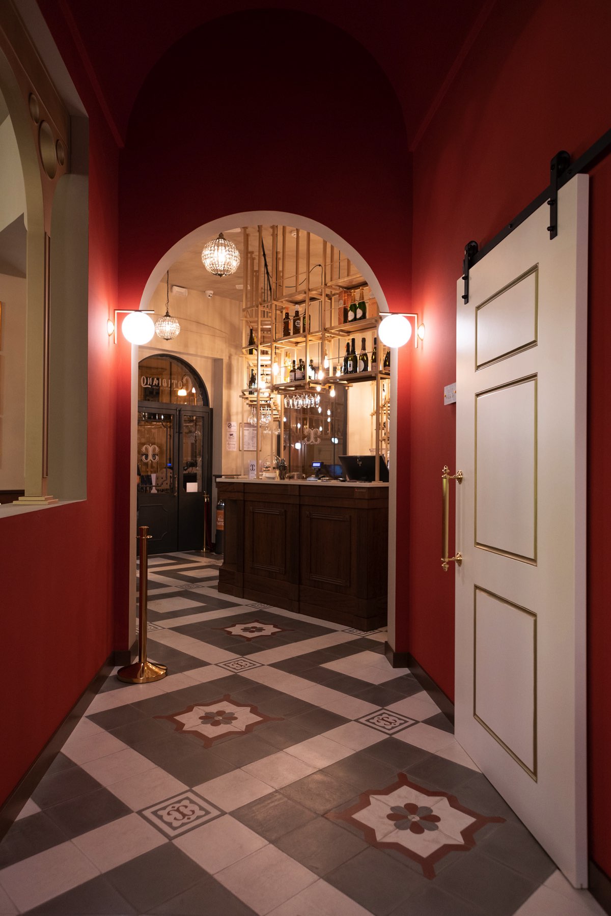 Entrance to the room with red walls and a bow on the corridor