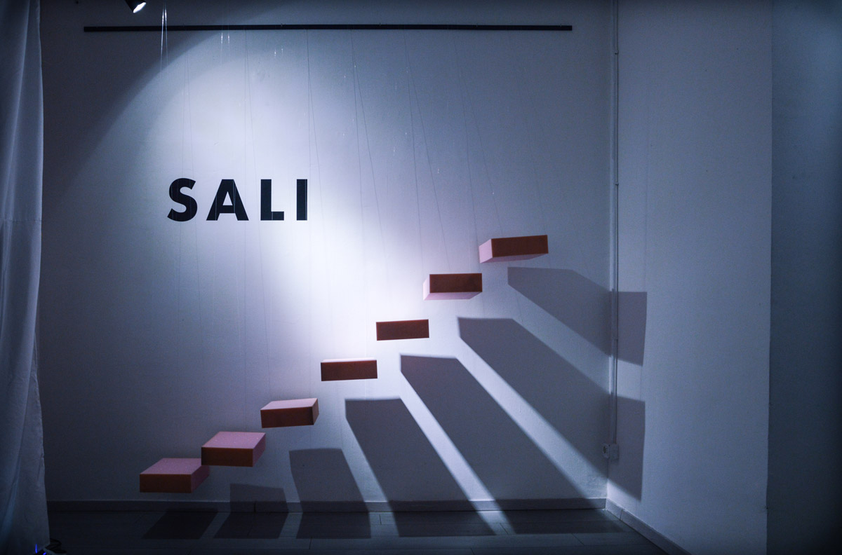 Stairs suspended with wires with the words "Sali"