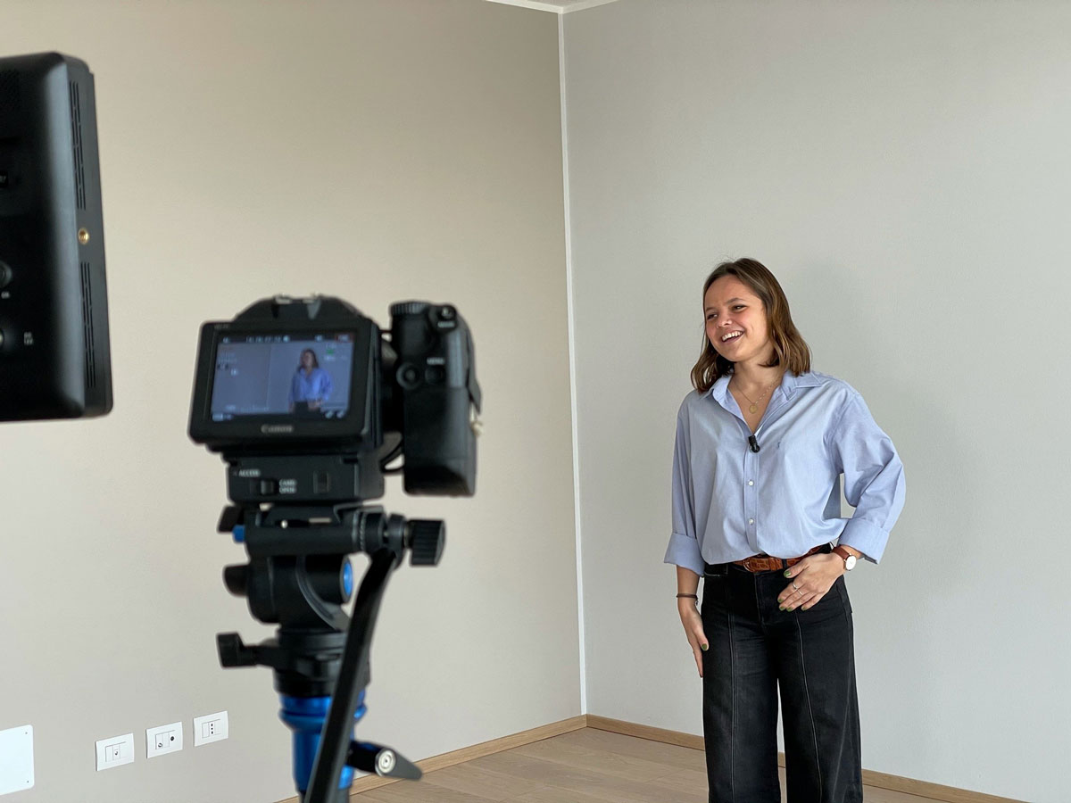 Ludovica Braglia while recording an ecopill