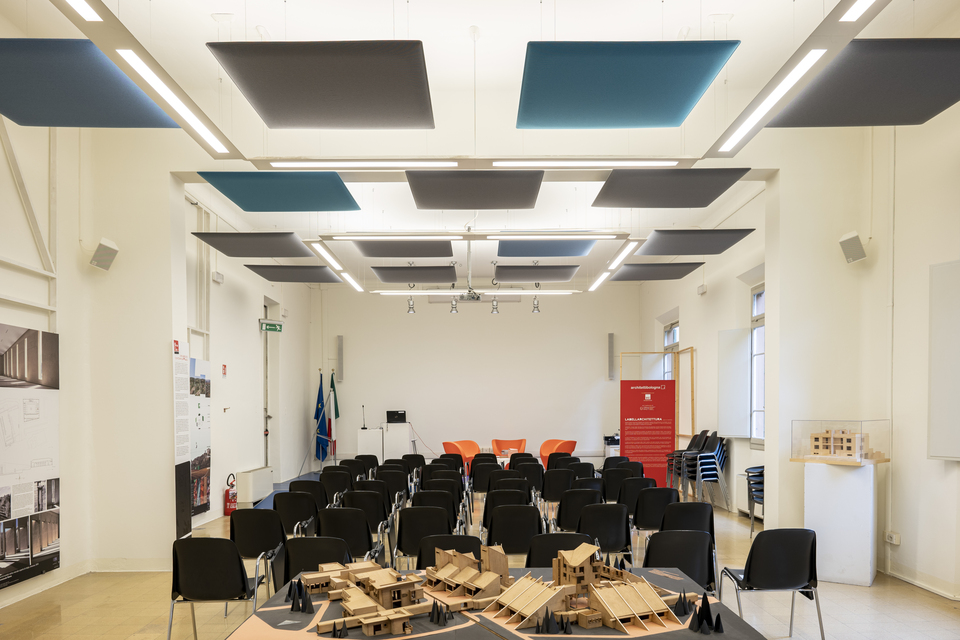 Auditorium con dei pannelli Phonolook a soffitto