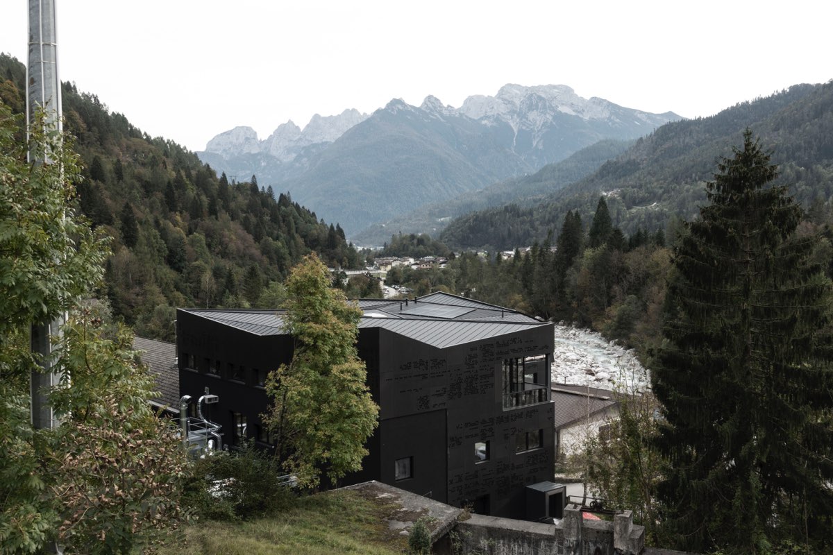 Backfin building nestled in the mountains