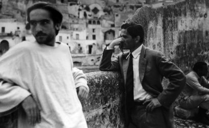 Pasolini e Enrique Irazoqui (nel ruolo di Gesù); sullo sfondo l’aiuto regista Lucidi