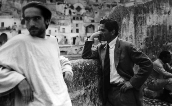 Pasolini e Enrique Irazoqui (nel ruolo di Gesù); sullo sfondo l’aiuto regista Lucidi