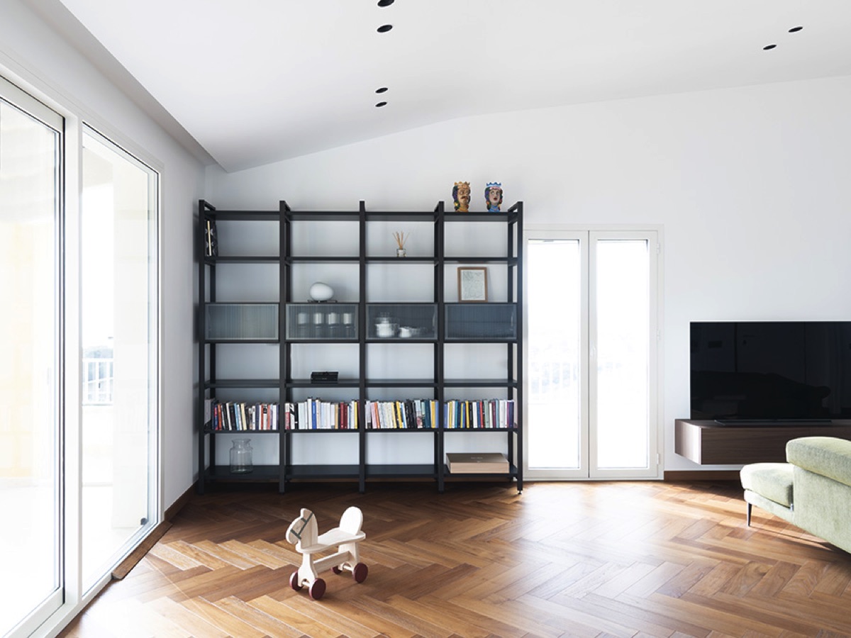 Library of the living room Casa Mura