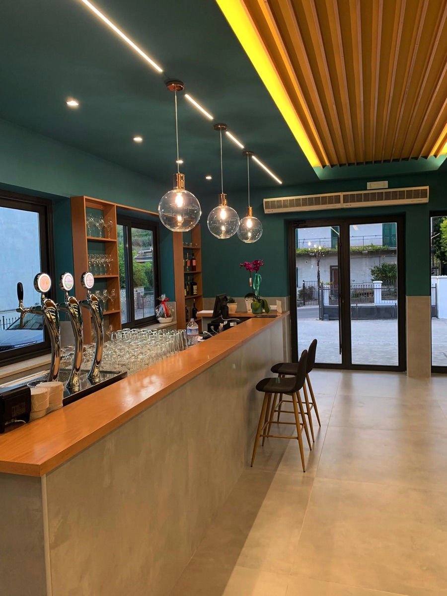 Render di un bancone bar