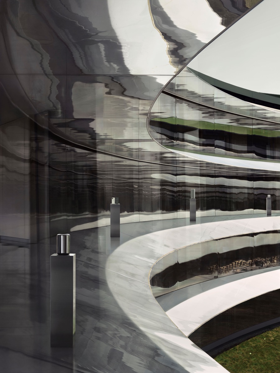 Andreas Gursky, Apple, 2020 © ANDREAS GURSKY, by SIAE 2023 Courtesy: Sprüth Magers