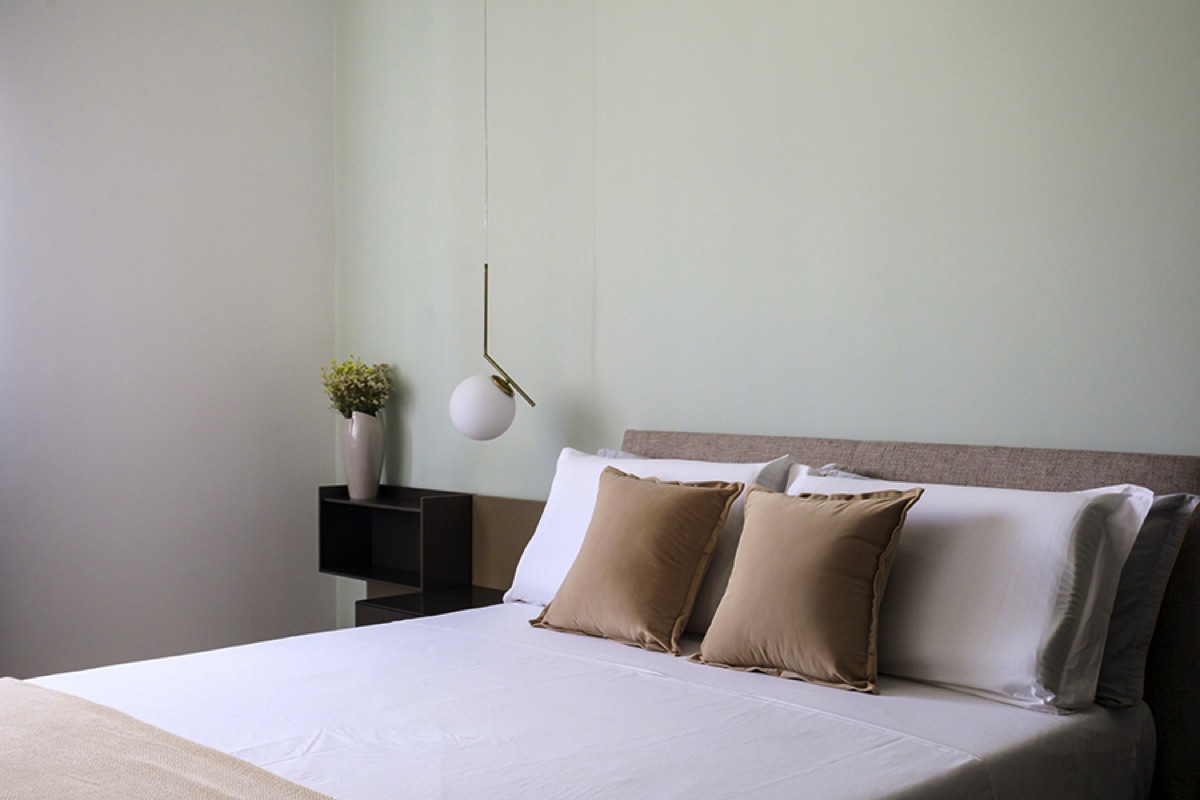 Camera da letto minimalista con illuminazione elegante