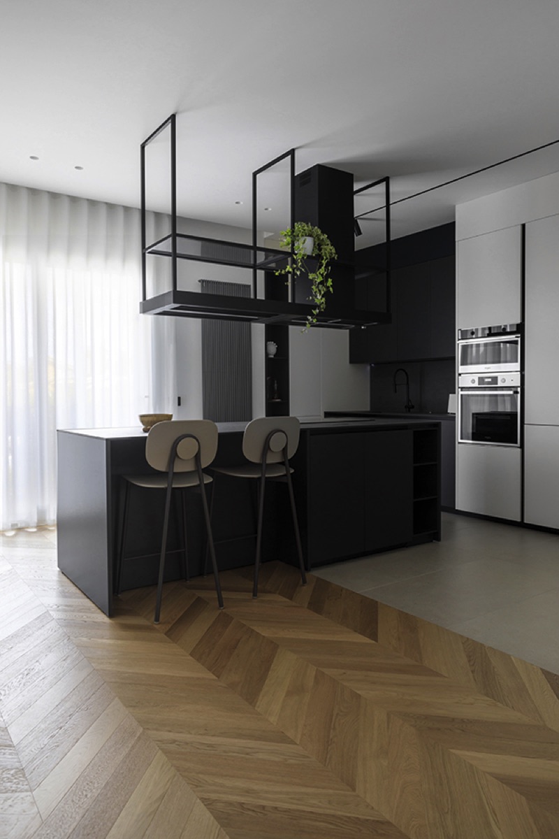 Sala da pranzo contemporanea con illuminazione a sospensione