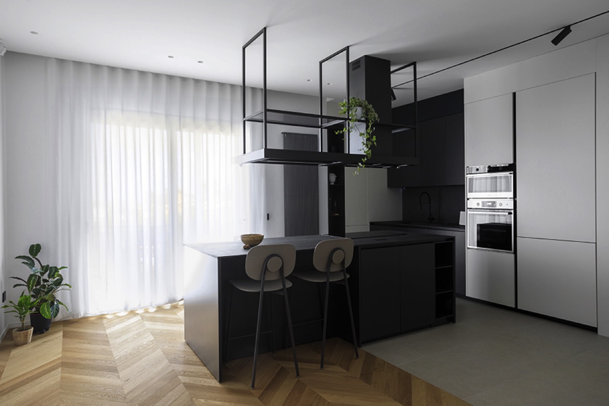 Sala da pranzo contemporanea con illuminazione a sospensione