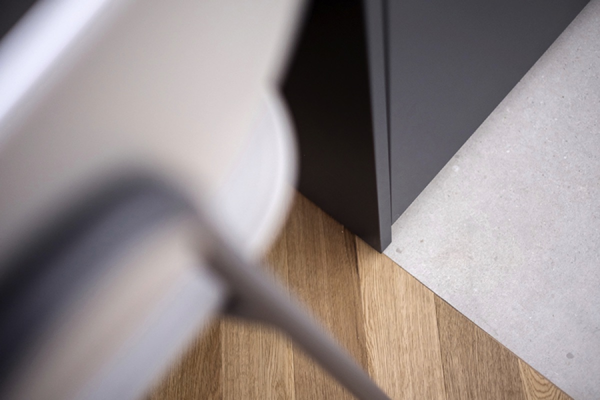 Dettaglio di sedia moderna nel design interno minimalista