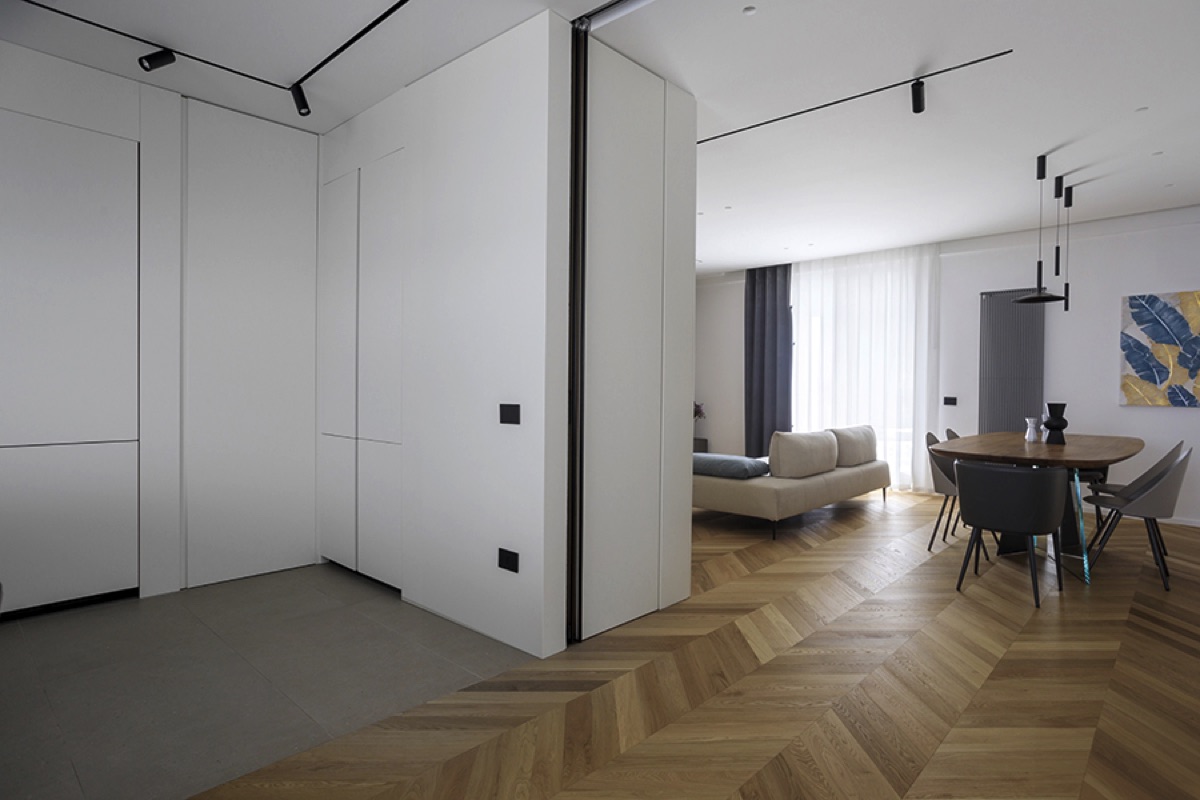 Parete divisoria interna con design verticale in stile moderno