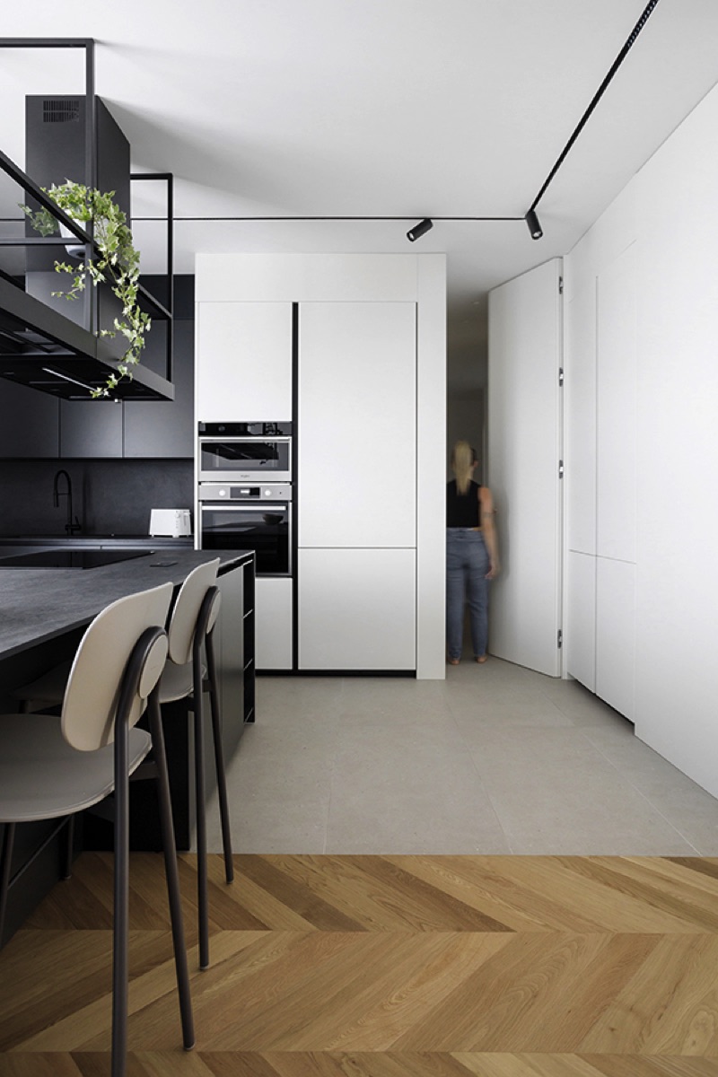 Cucina con bancone moderno di colore nero