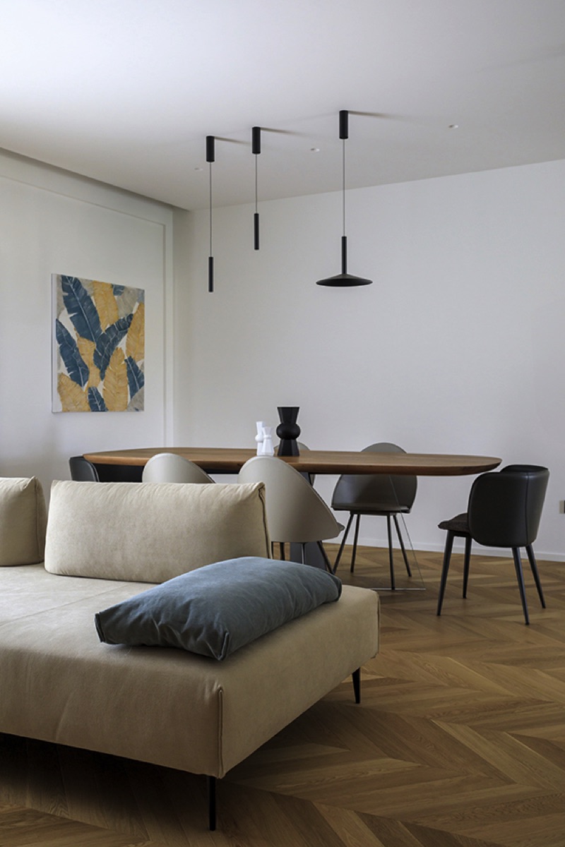Dettaglio di soggiorno con vista su tavolo moderno e sedie di design