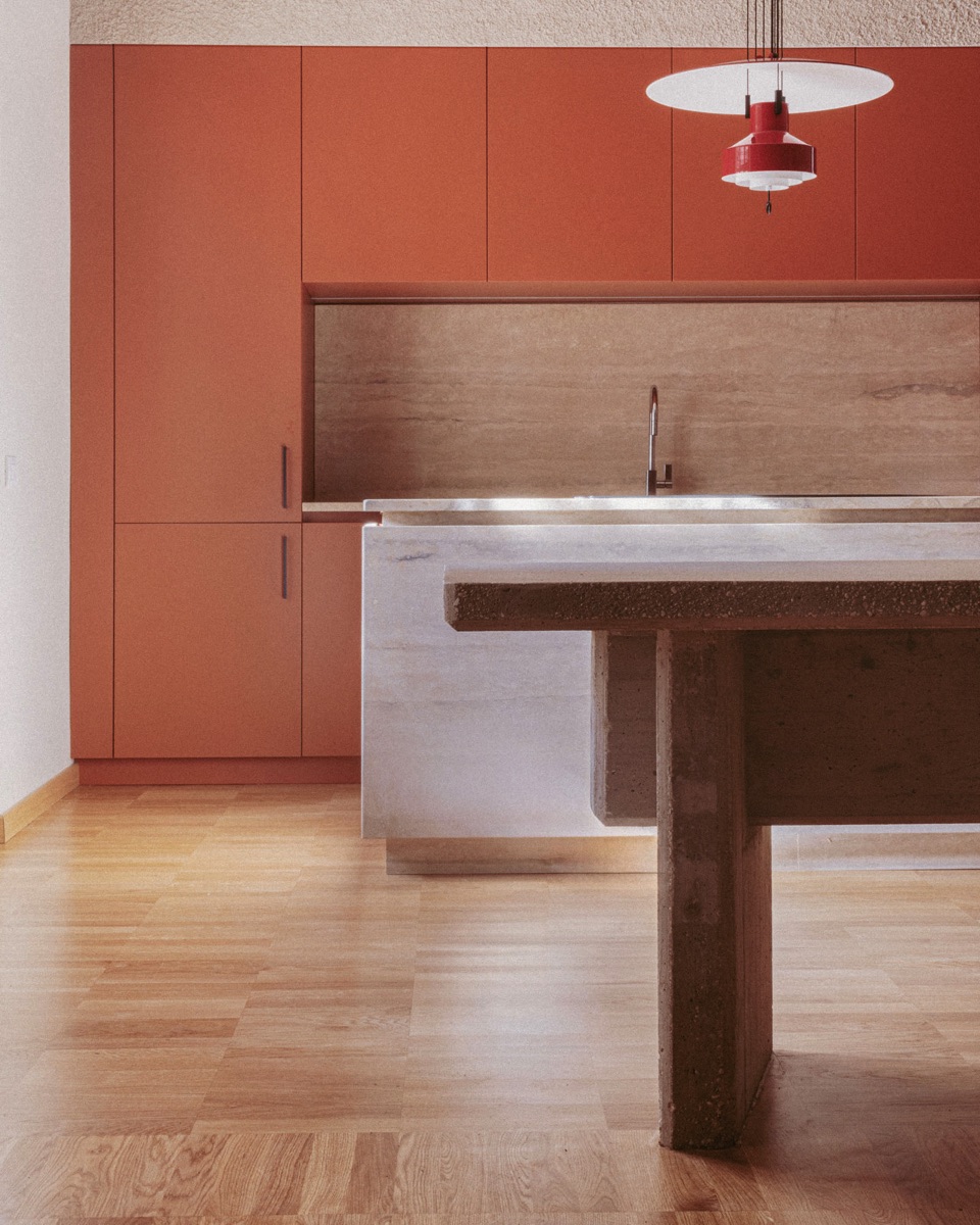 Contrast and harmony in the renovated living space of Four Spaces