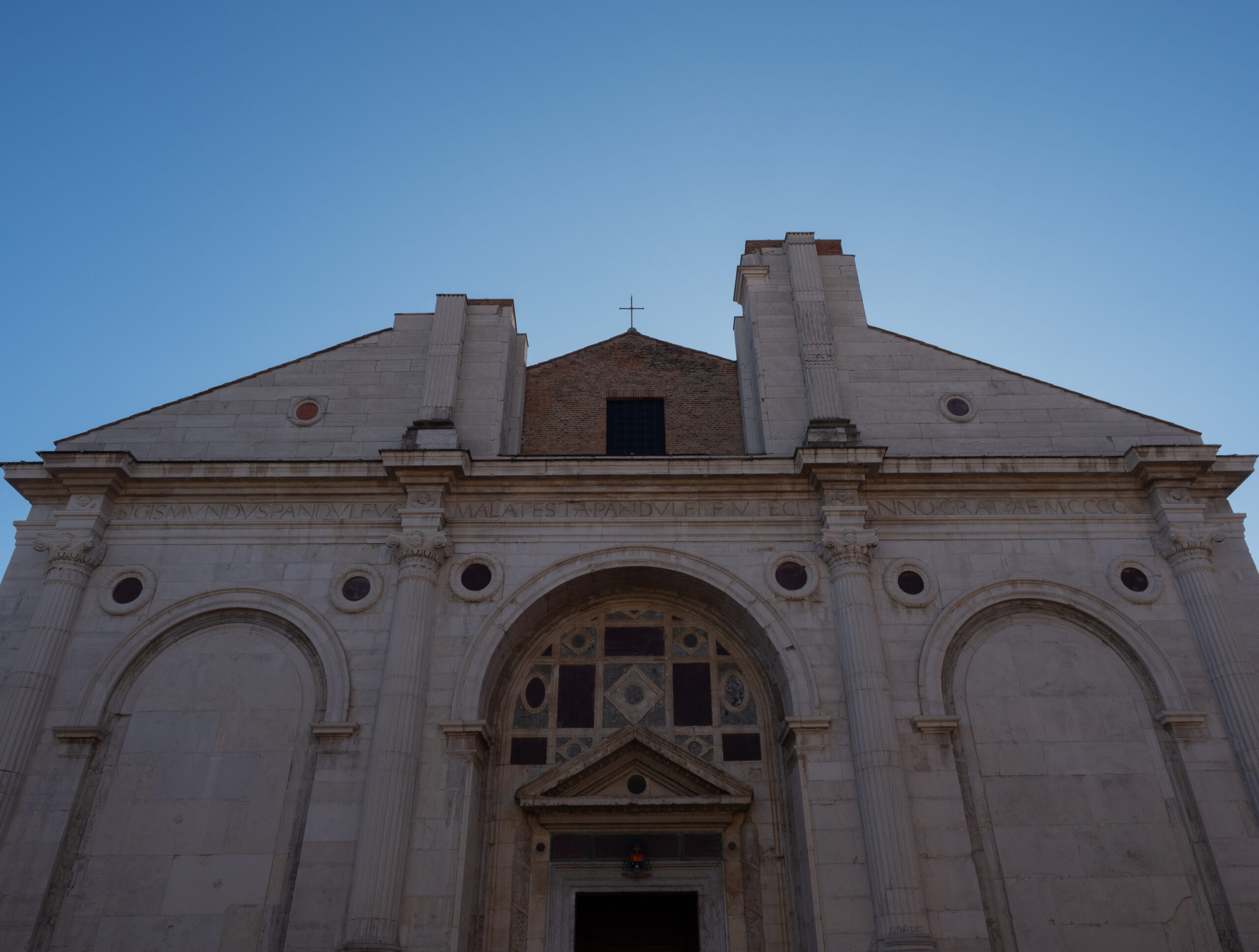 Facciata di una chiesa rinascimentale con caratteristiche architettoniche classiche.