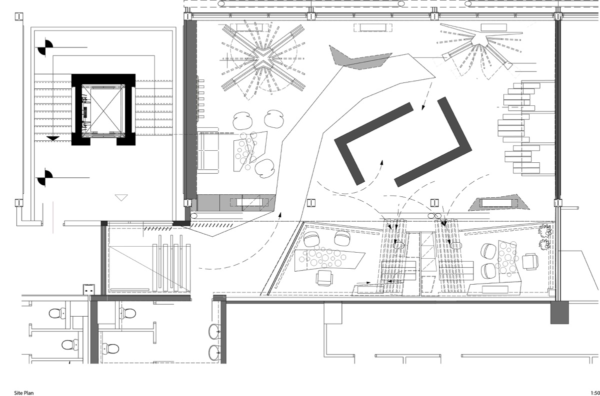 Pianta del sito di un edificio, mostrando la disposizione delle varie aree interne. La pianta include dettagli sugli spazi comuni, le aree di lavoro, e le strutture interne, evidenziando la distribuzione e l'organizzazione del design.