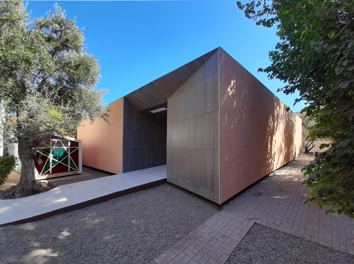 Edificio dell'Enam di Marrakech, progettato con linee moderne e materiali locali, integrato armoniosamente nel contesto naturale circostante.