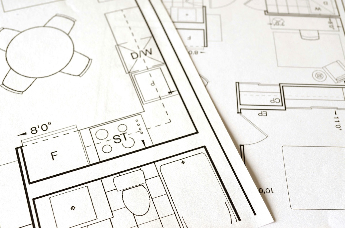 Disegno tecnico di una pianta architettonica con la disposizione di stanze e arredi